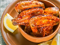 Карамелизирани пилешки крилца на скара - снимка на рецептата